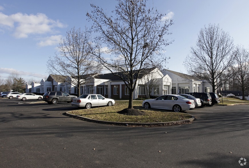 400-415 Executive Dr, Langhorne, PA for lease - Building Photo - Image 2 of 56
