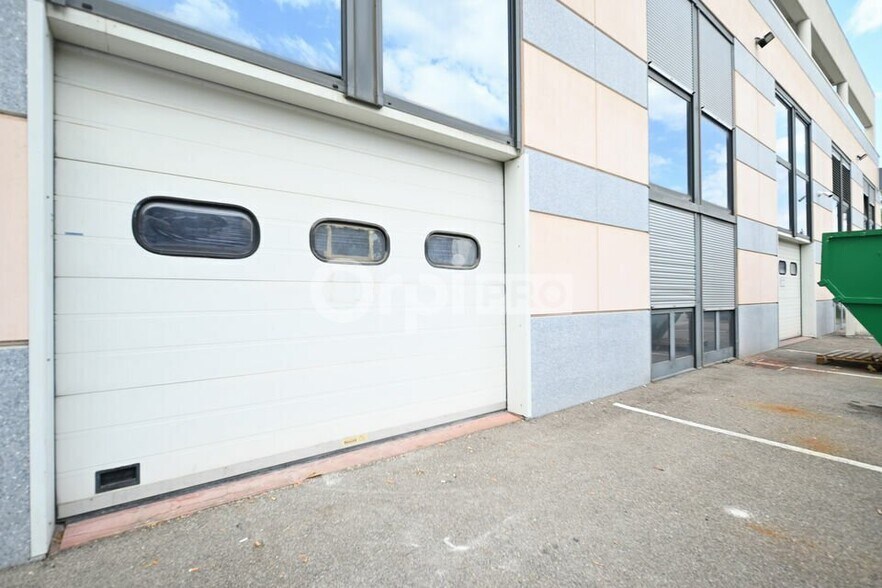 Flex dans Saint Quentin Fallavier à louer - Photo du bâtiment - Image 2 de 8