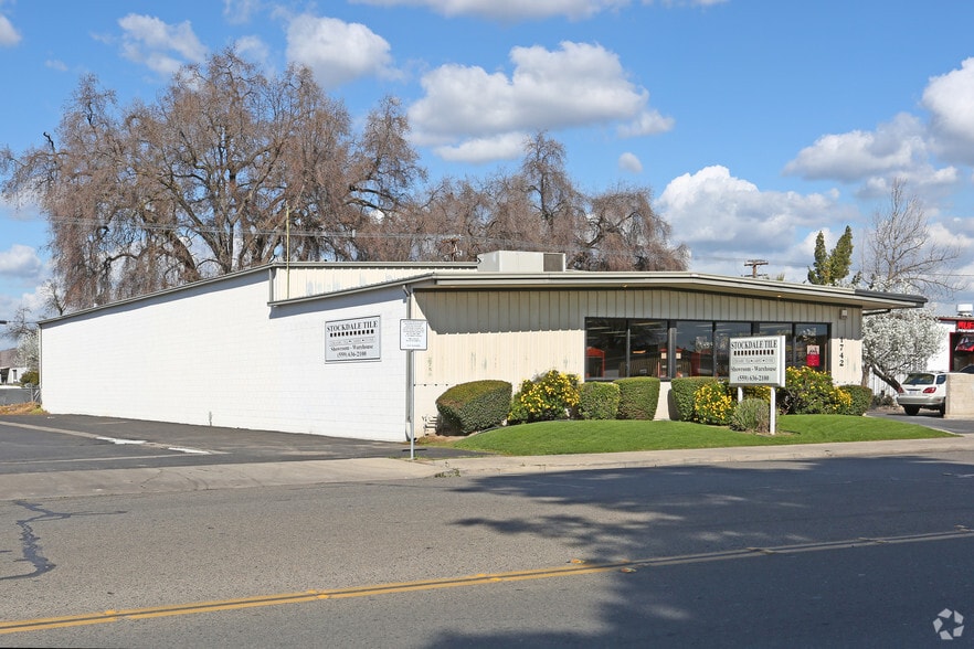 1742 E Main St, Visalia, CA for lease - Building Photo - Image 2 of 3