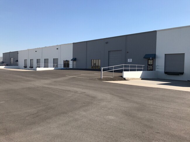 Plus de détails pour 6901 District Blvd, Bakersfield, CA - Industriel à louer