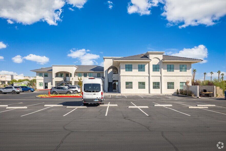 3027 E Sunset Rd, Las Vegas, NV à louer - Photo du bâtiment - Image 2 de 2