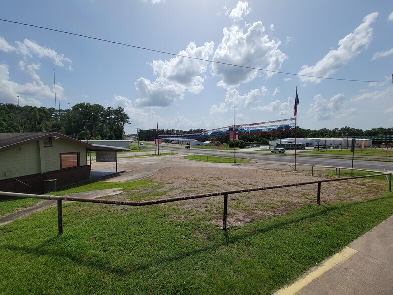 145 Pan American Dr, Livingston, TX à louer - Photo du bâtiment - Image 2 de 16