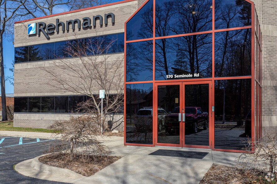 570 Seminole Rd, Muskegon, MI à vendre - Photo du bâtiment - Image 3 de 5