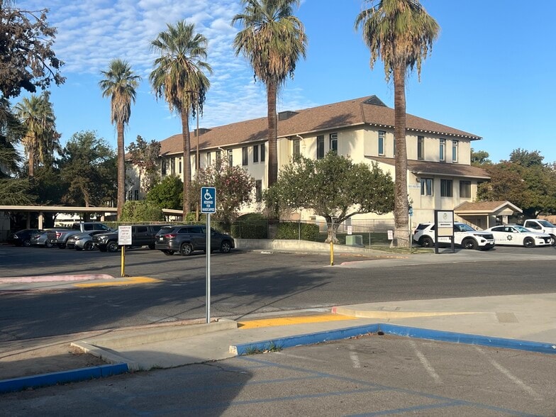 445 S Cedar Ave, Fresno, CA à louer - Photo du bâtiment - Image 3 de 7