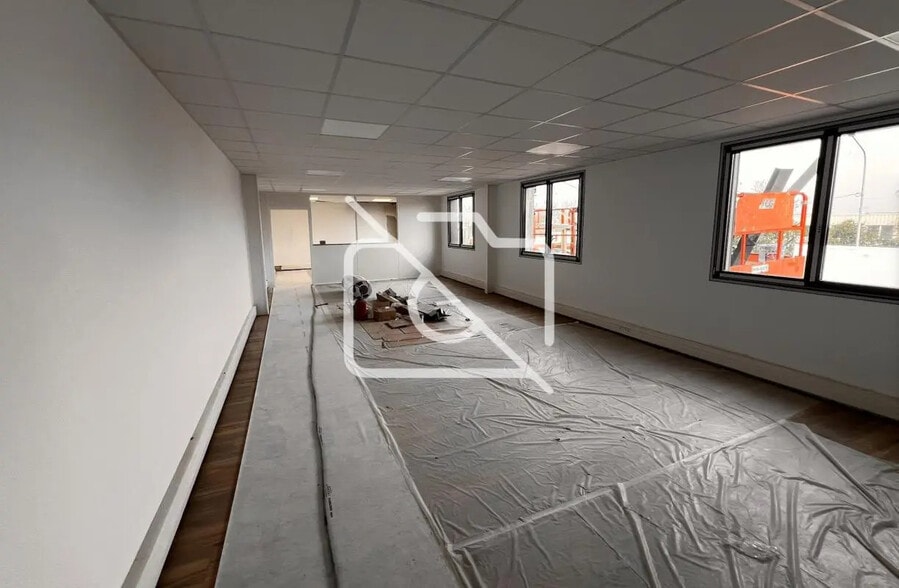 Industrial in Thiais for lease - Interior Photo - Image 2 of 3