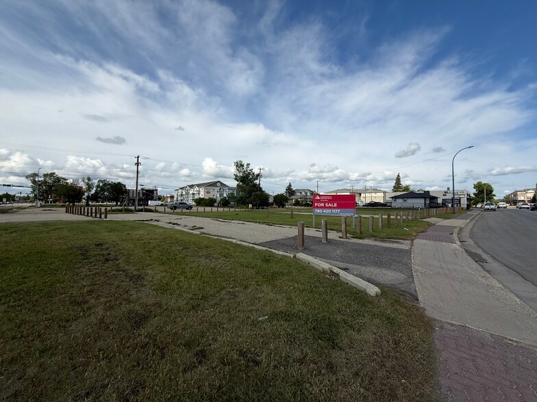 9722-9734 99 Av, Grande Prairie, AB for sale - Building Photo - Image 3 of 9