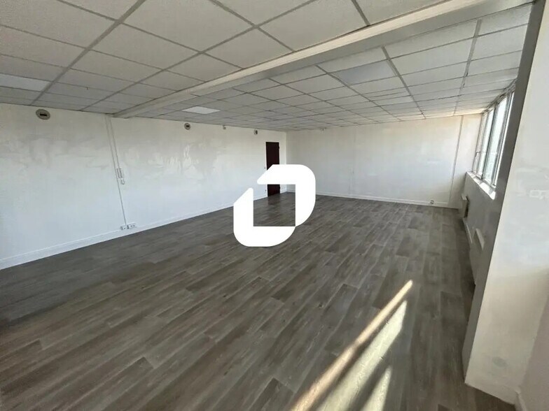 Office in Moissy-Cramayel for lease - Interior Photo - Image 3 of 10