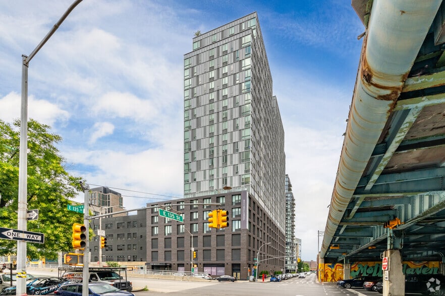 225 E 134th St, Bronx, NY for lease - Primary Photo - Image 1 of 5