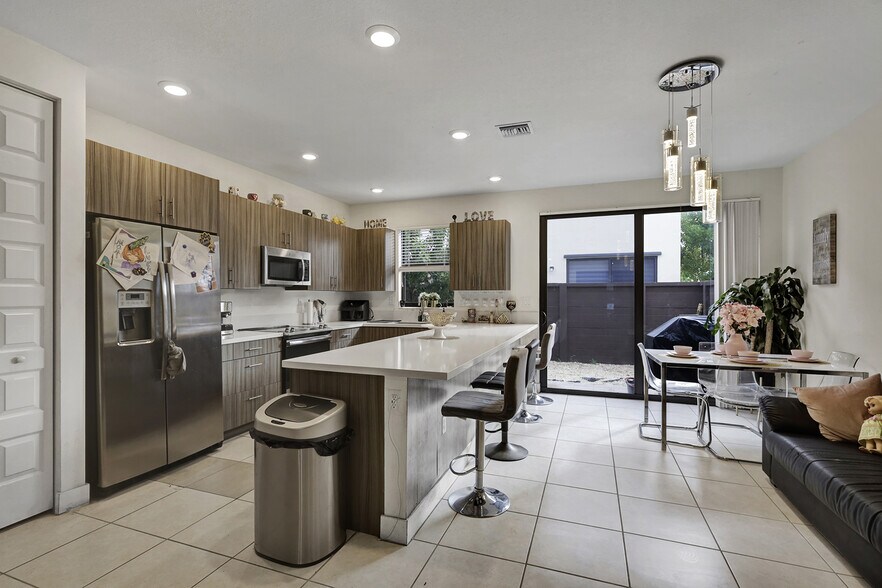 15809 NW 91st Ct, Miami Lakes, FL à vendre - Photo intérieure - Image 2 de 3