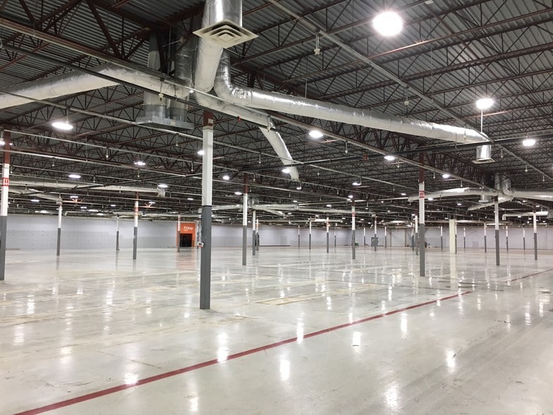 620 Dundee Ave, Dundee, IL for lease - Interior Photo - Image 3 of 4