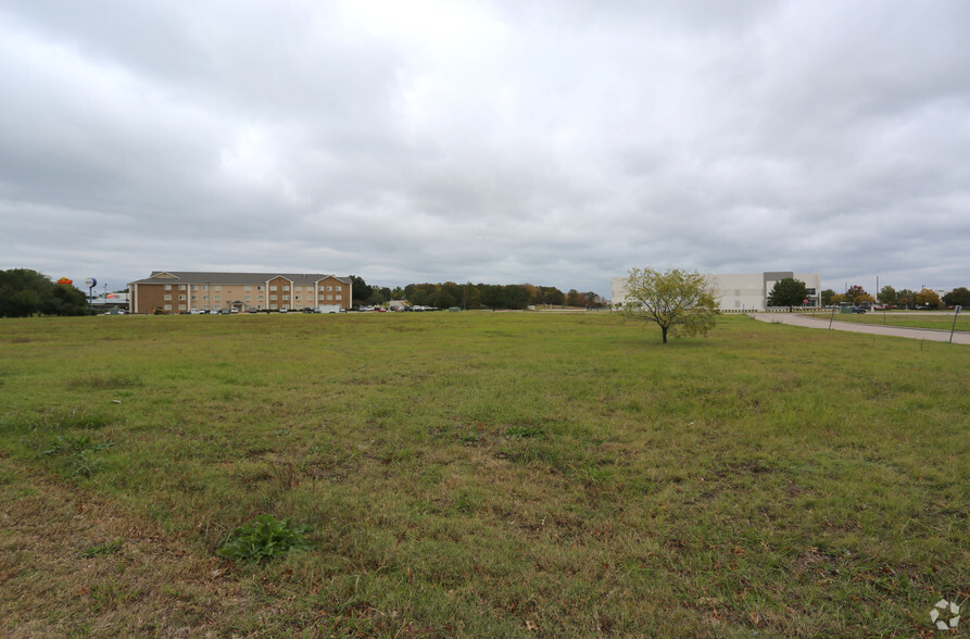 Lakepointe Dr E, Lewisville, TX for sale - Primary Photo - Image 1 of 1