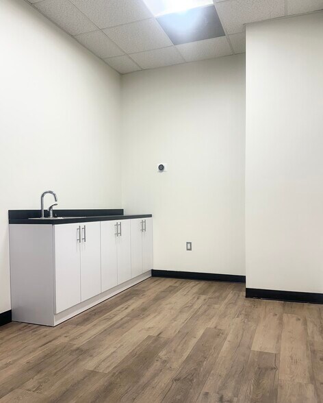 241 N Maclay Ave, San Fernando, CA à louer - Photo du bâtiment - Image 3 de 7