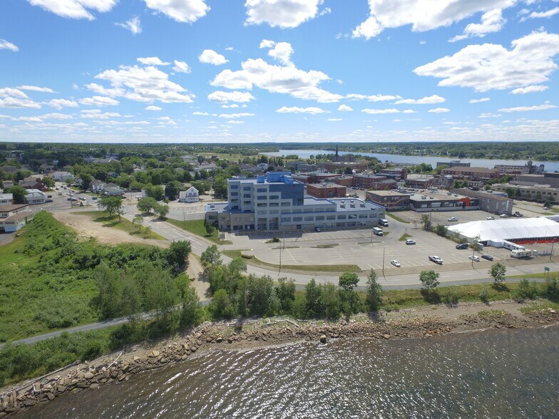 275 Main St, Bathurst, NB à louer - Photo du bâtiment - Image 2 de 3
