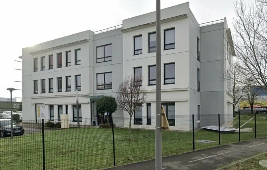 Bureau dans Saint-Priest à louer - Photo du bâtiment - Image 2 de 7