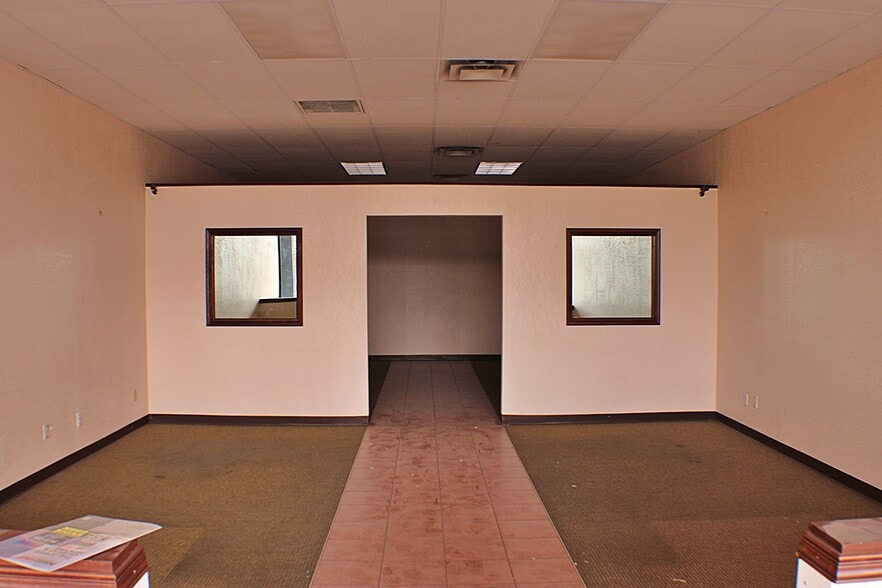 1155 N Zaragosa Rd, El Paso, TX for lease - Interior Photo - Image 3 of 7
