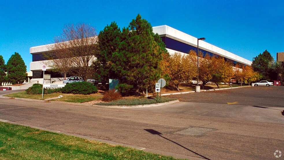 6860 S Yosemite Ct, Englewood, CO à louer - Photo du bâtiment - Image 2 de 26