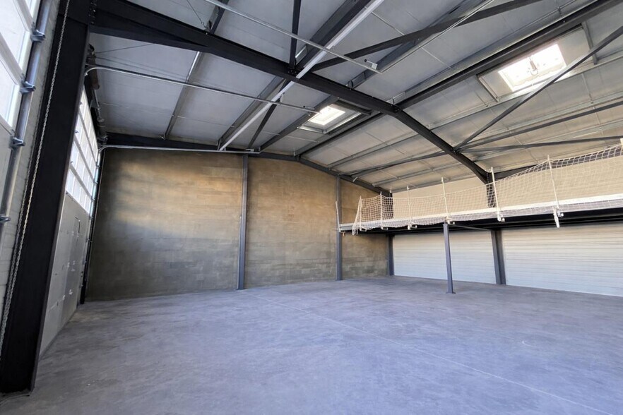 Flex in La Crau for lease - Building Photo - Image 2 of 7