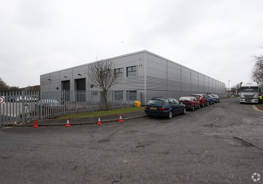 Beeches Industrial Estate portfolio of 14 properties for sale on LoopNet.ca - Primary Photo - Image 2 of 13