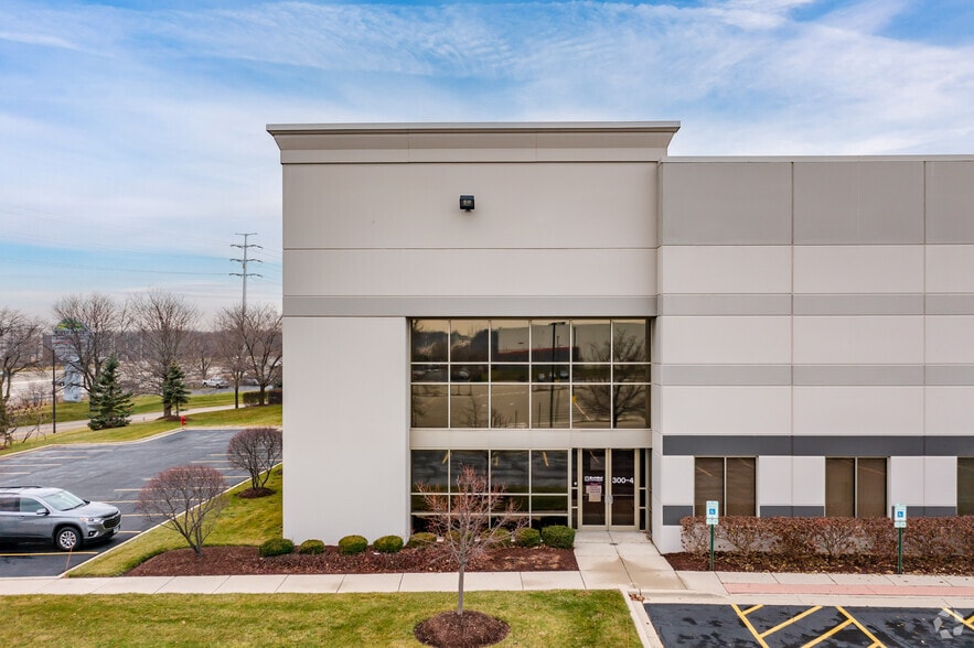 300 Airport Rd, Elgin, IL for lease - Building Photo - Image 3 of 8