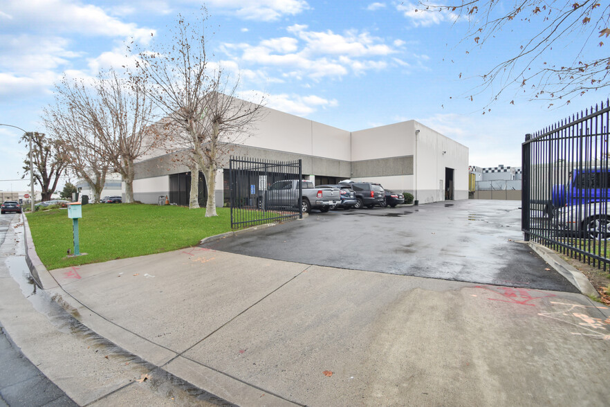 339 S American Cir, Corona, CA for lease - Building Photo - Image 2 of 21