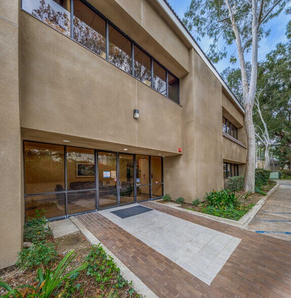 970 S Village Oaks Dr, Covina, CA à louer - Photo du bâtiment - Image 2 de 13