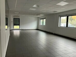 Flex dans Saint-Priest à louer Photo du bâtiment- Image 2 de 10