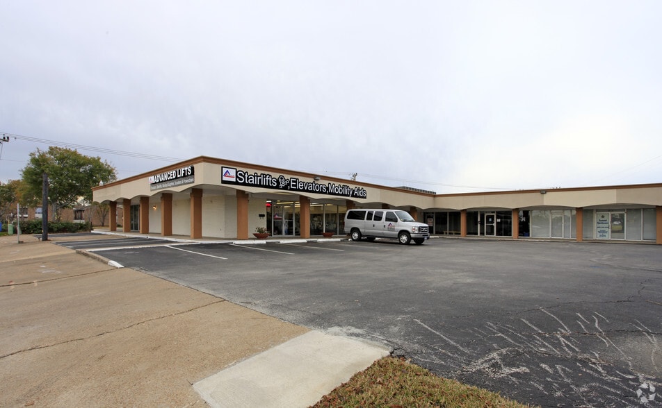 18018-18030 Nassau Bay Dr, Houston, TX for lease - Primary Photo - Image 1 of 2