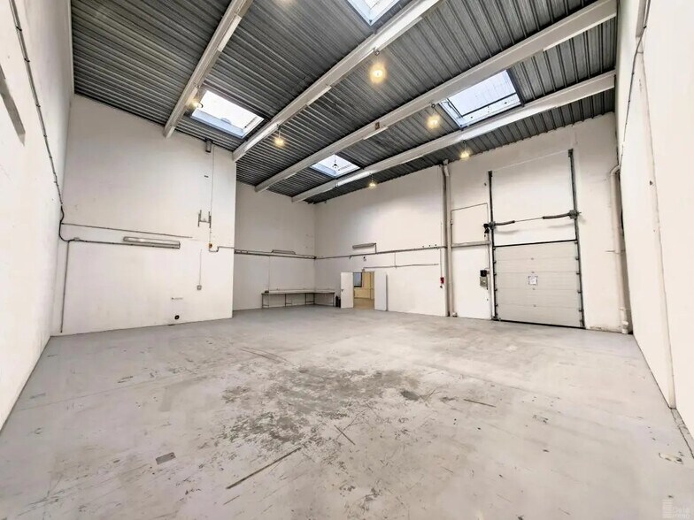 Industrial in Champs-sur-Marne for lease - Building Photo - Image 3 of 12