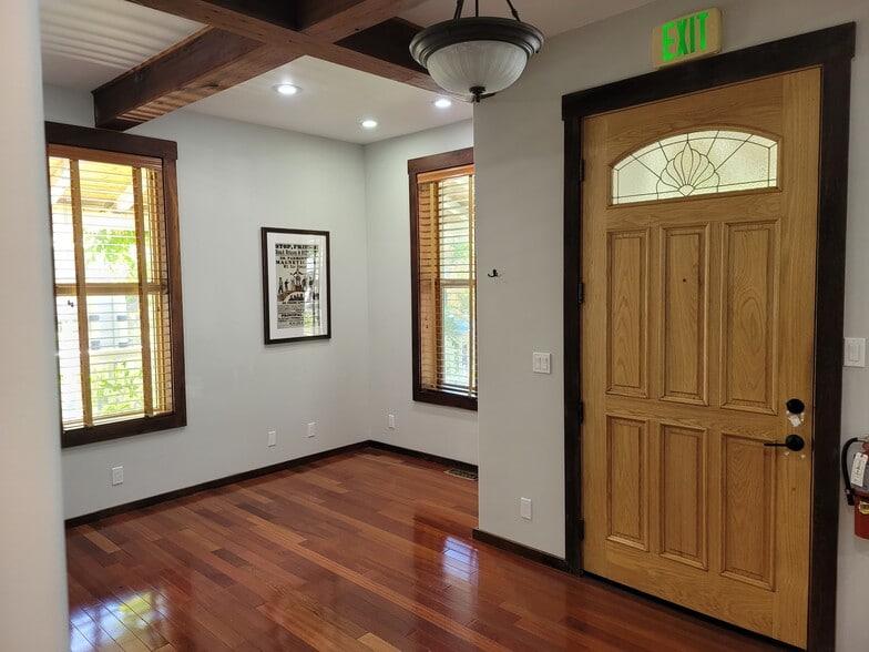 230 Center St, Healdsburg, CA for lease - Building Photo - Image 3 of 28