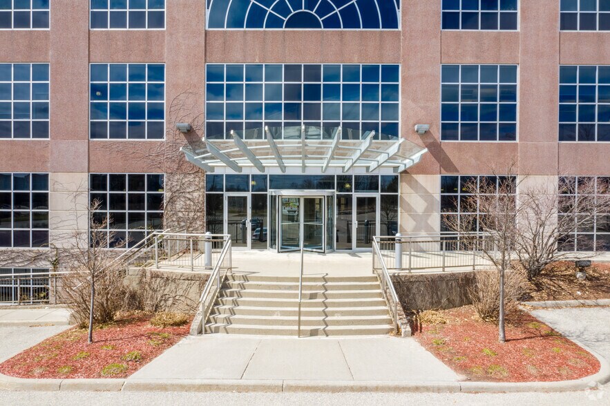 508 Riverbend Dr, Kitchener, ON à louer - Photo du bâtiment - Image 3 de 5