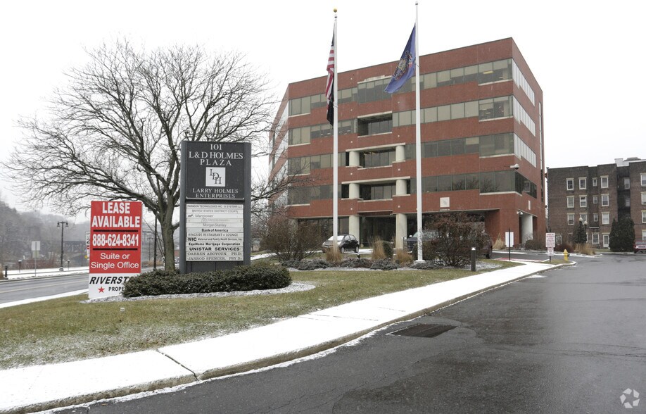 101 Larry Holmes Dr, Easton, PA à louer - Photo du bâtiment - Image 1 de 4