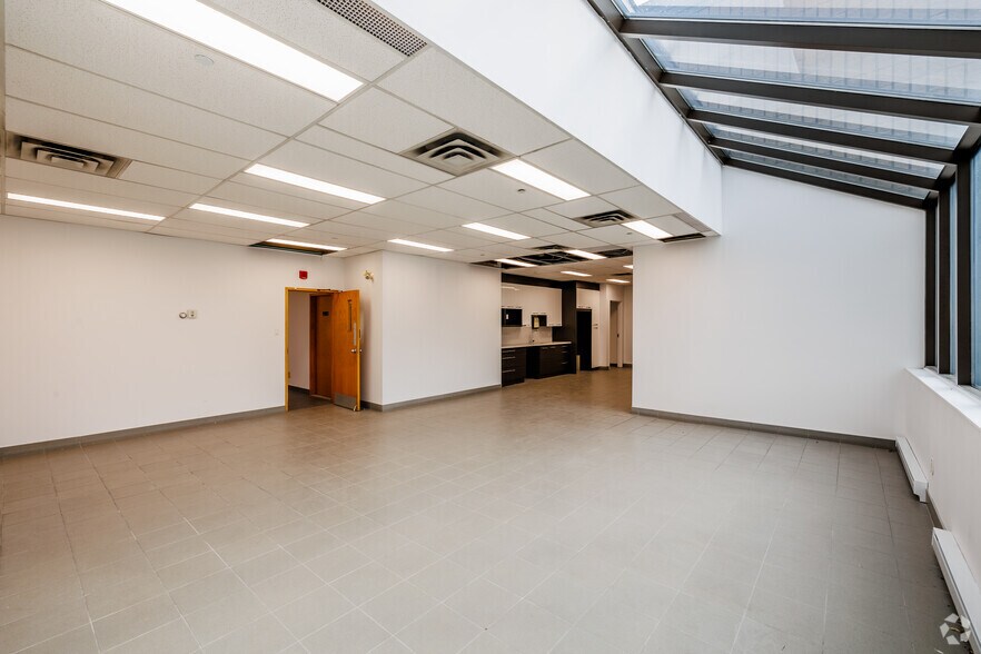 1660-1700 Boul Hymus, Dorval, QC for sale - Interior Photo - Image 2 of 37