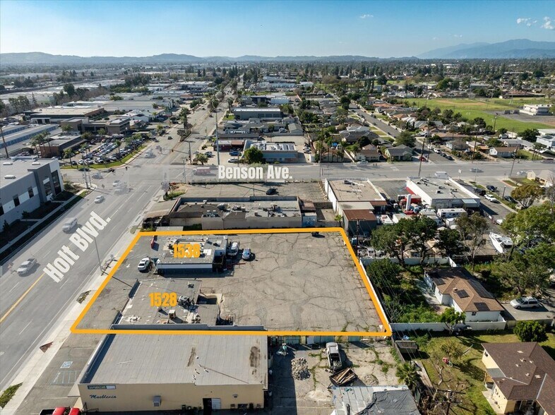 1538 W Holt Blvd, Ontario, CA à vendre - Photo du bâtiment - Image 2 de 11