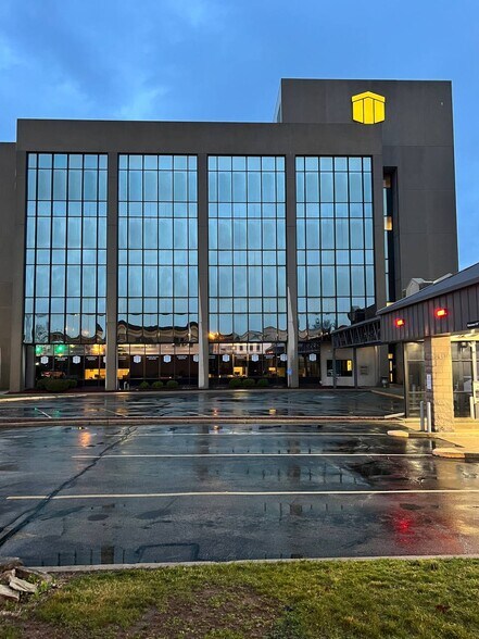800 Main St, Anderson, IN à louer - Photo du bâtiment - Image 1 de 13