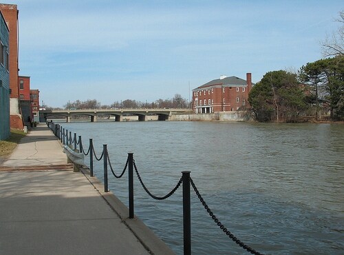 800 Cole Rd, Monroe, MI à louer - Photo du bâtiment - Image 3 de 10