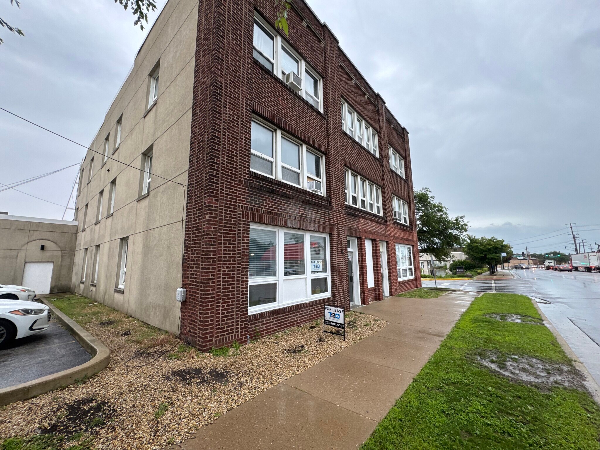 205 N Lake St, Aurora, IL for lease Building Photo- Image 1 of 11