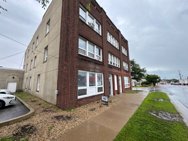Plus de détails pour 205 N Lake St, Aurora, IL - Commerce de détail à louer