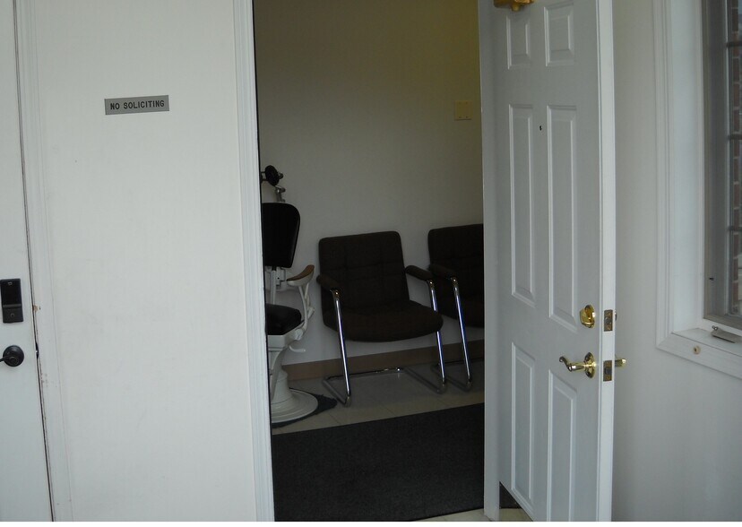 2400 Ravine Way, Glenview, IL à louer - Photo du bâtiment - Image 3 de 8