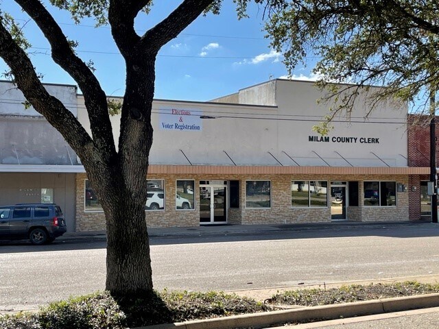 107 W Main St, Cameron, TX à vendre - Photo du bâtiment - Image 2 de 19