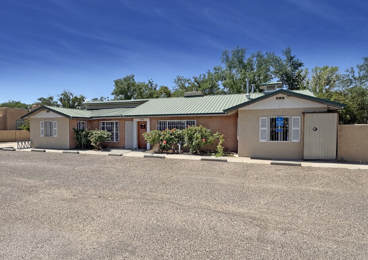 700 Montano Rd NW, Albuquerque, NM à vendre Photo du bâtiment- Image 1 de 13