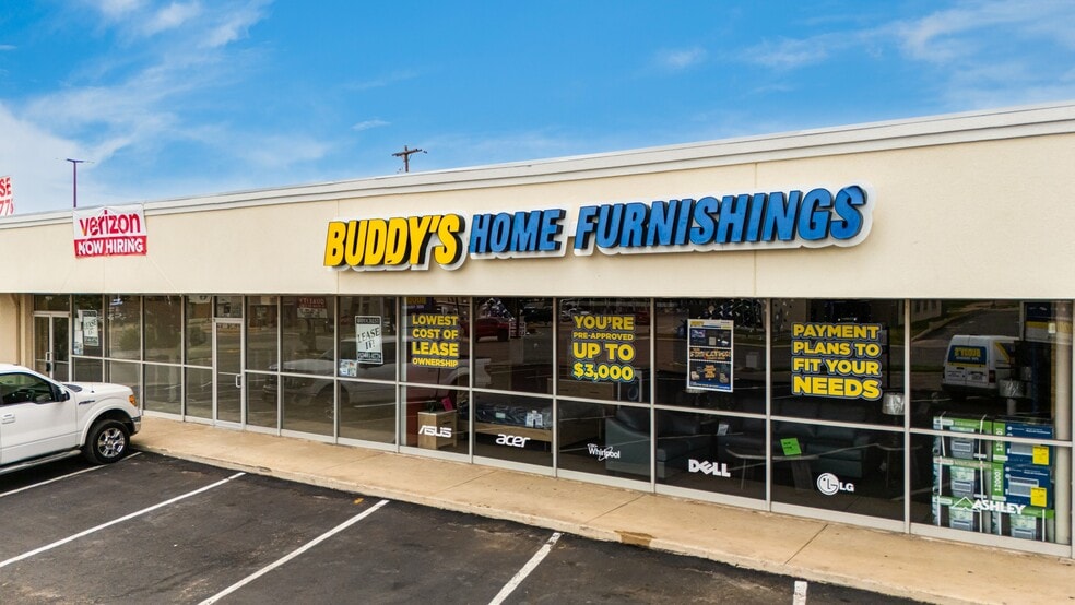 600-612 E Main St, Uvalde, TX for lease - Building Photo - Image 2 of 18