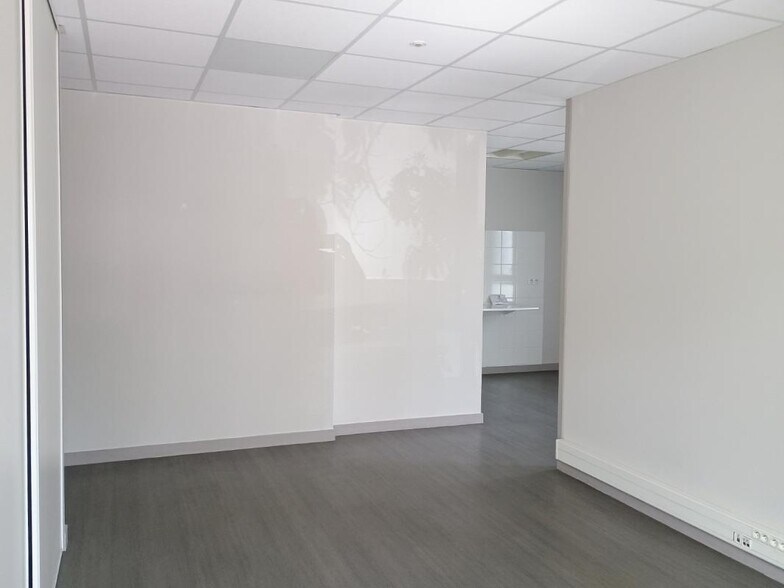 Flex in Heyrieux for lease - Interior Photo - Image 3 of 6