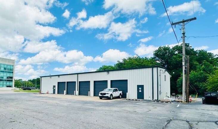 Office & Warehouse for Sale portefeuille de 2 propriétés à vendre sur LoopNet.ca Photo principale- Image 1 de 3