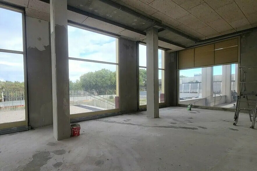 Retail in Saint-Denis for lease - Interior Photo - Image 3 of 5