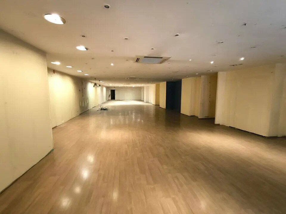 Retail in Dijon for lease Interior Photo- Image 1 of 8