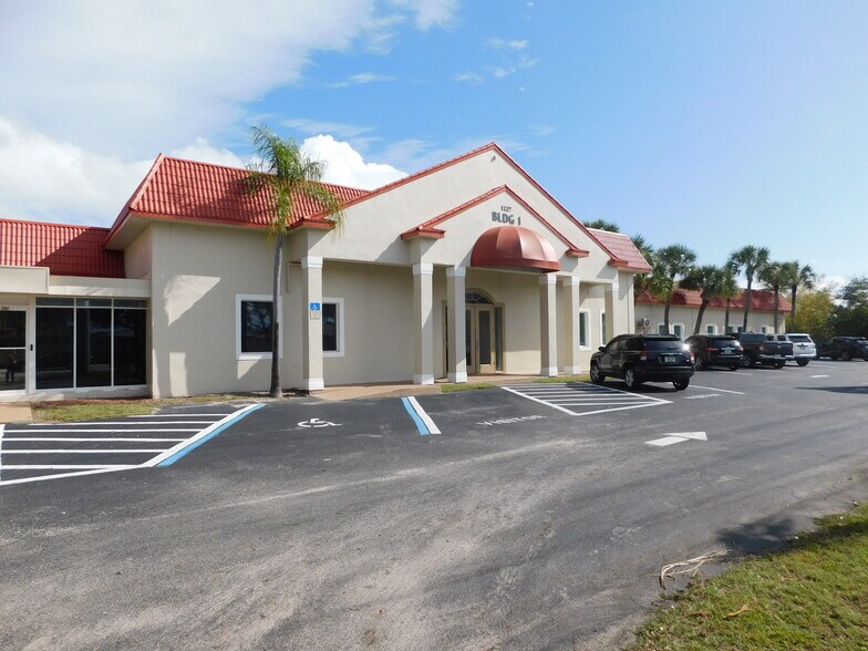 1227 S Patrick Dr, Satellite Beach, FL à louer - Photo du bâtiment - Image 3 de 34
