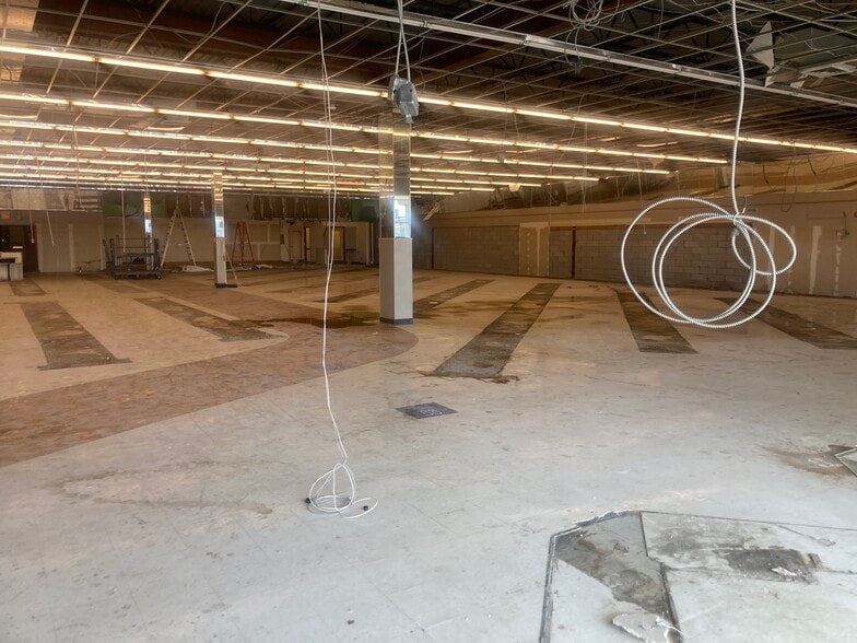 367-425 N Service Rd, Patchogue, NY for lease - Interior Photo - Image 3 of 20