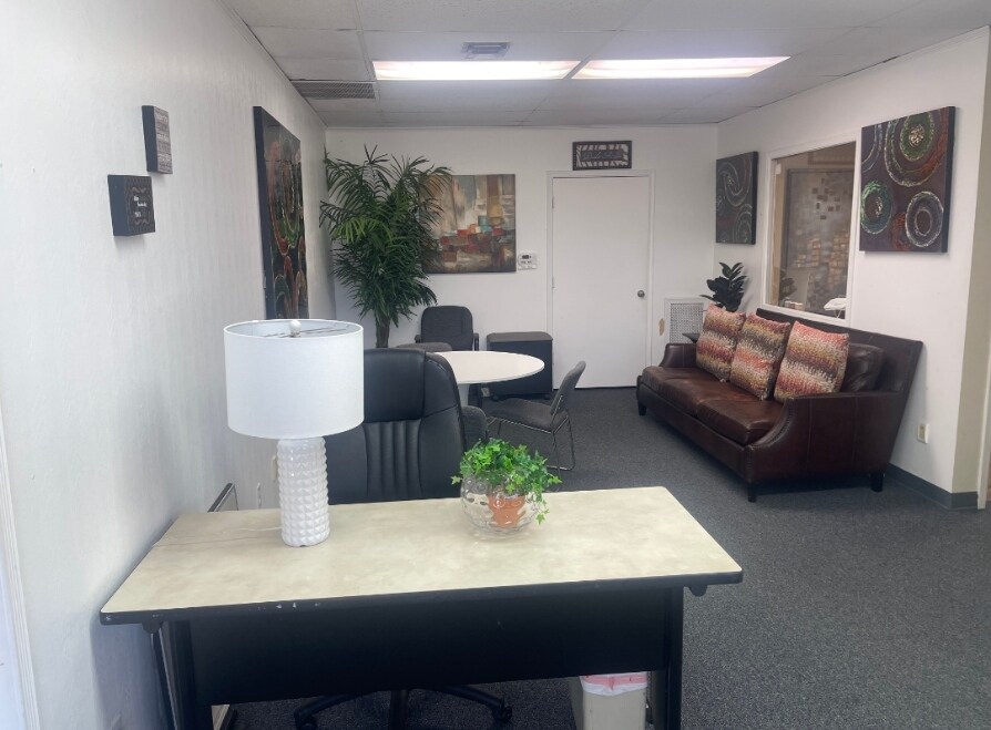 1617 N College Ave, Fayetteville, AR for lease Interior Photo- Image 1 of 4