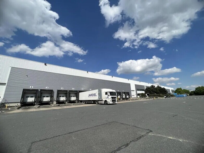 Industrial in Lieusaint for lease - Building Photo - Image 2 of 10