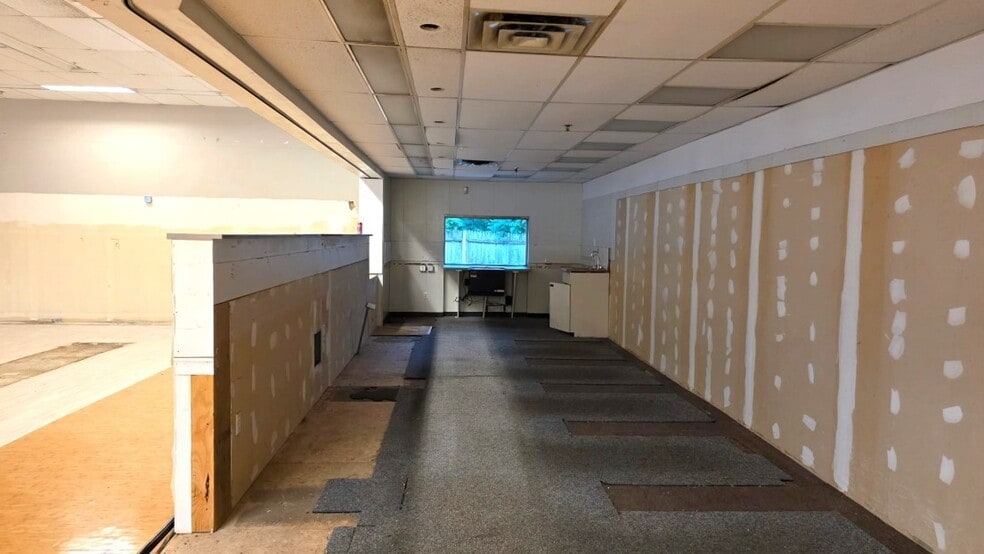1350 Stanley St, New Britain, CT for lease - Interior Photo - Image 3 of 5